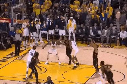 “你的球队输掉比赛的最糟糕方式是什么？”NBA Memes附上了詹姆斯和JR-史