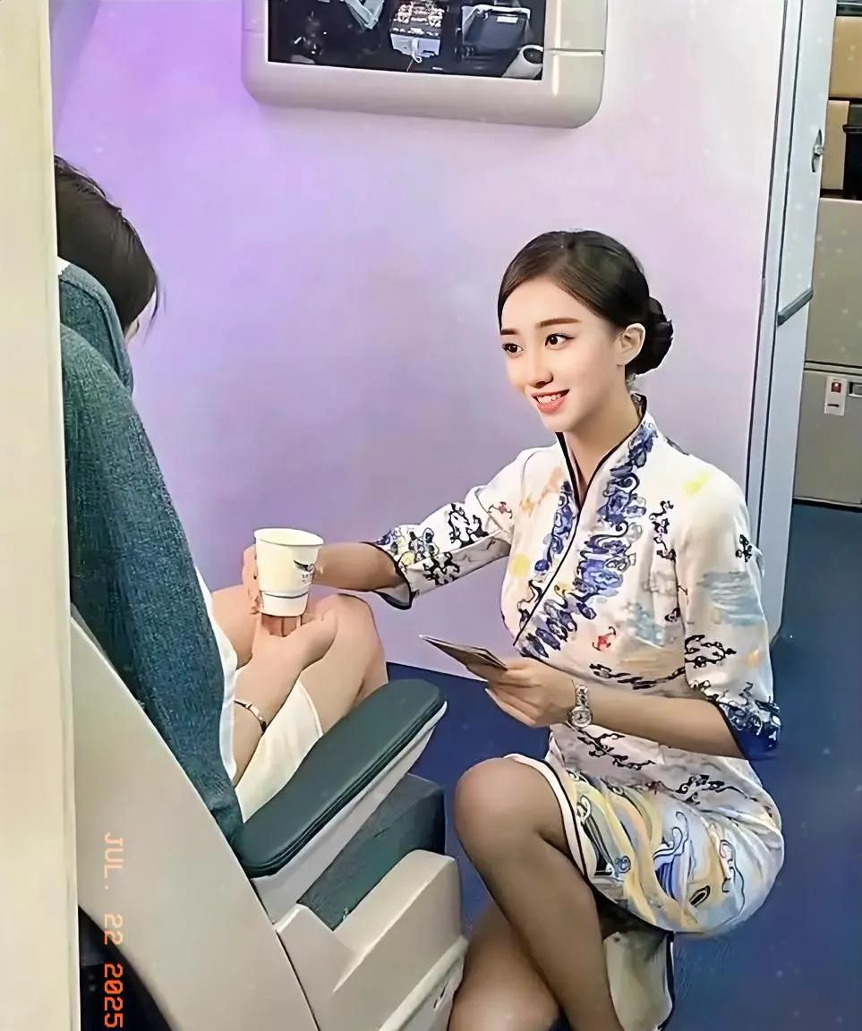 在飞行的航班上，乘务员为乘客提供热心细致周到的服务。