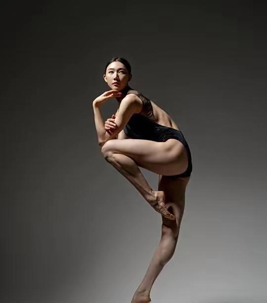 生命如茧，我是舞蹈本身留下的痕迹
是日积月累的训练，让舞蹈在我身上留下了美的痕迹