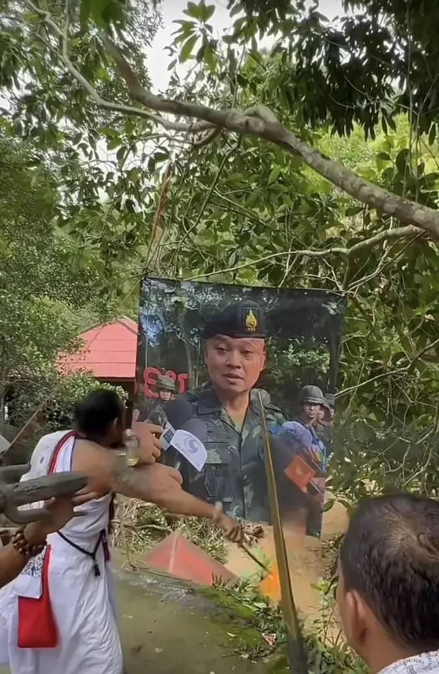 泰柬边境冲突的一些迷惑操作。
柬埔寨这边，各路牛鬼蛇神对泰国军区司令下降头，包括