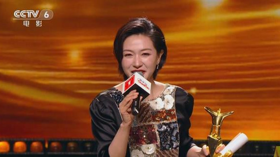 婚变争议尚未结束，43岁的万茜就斩获“影后”，证明她从未被打倒