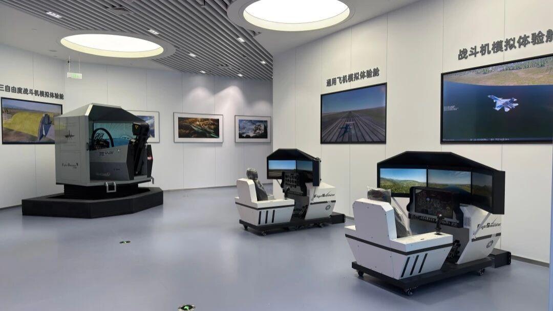 未来之鹰航空向西安航空学院阎良校区交付设备