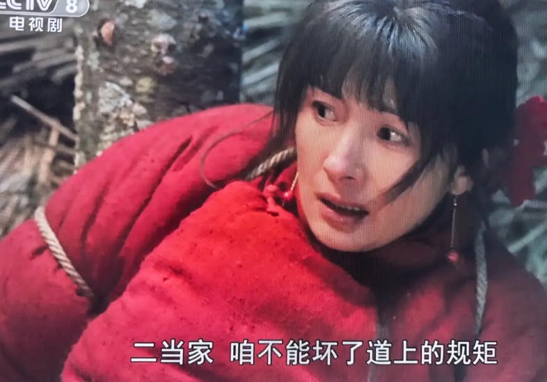 杨幂这脸都是科技与狠活，哪有大姑娘的胶原蛋白啊！感觉这鼻子假的太难看！太出戏，可