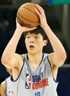 杨瀚森去开拓者打克林根的替补！
说实话，开拓者是最有诚意的球队，第一个试训杨瀚森