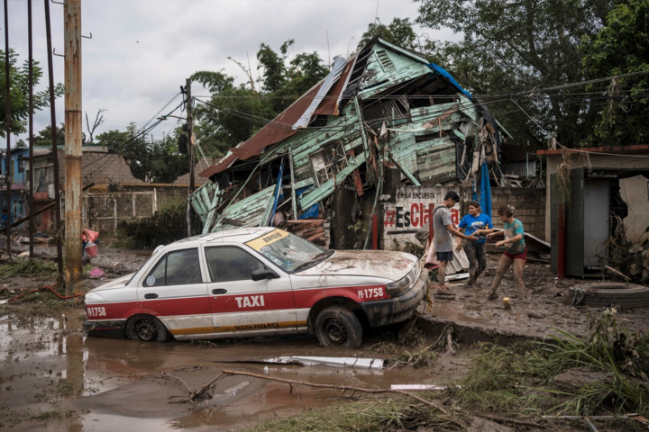 墨西哥暴雨引发山体滑坡，至少37人死亡