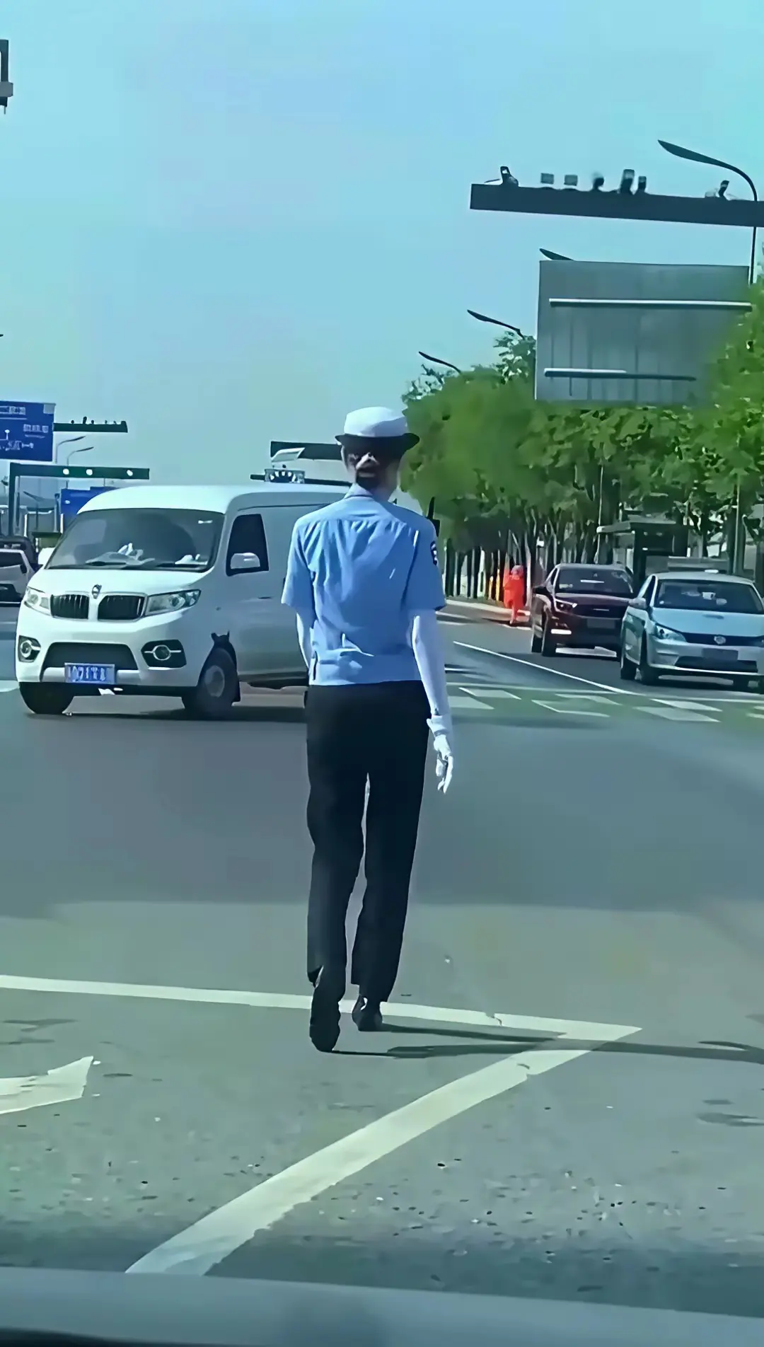 顶着大太阳出来执勤，肯定不是关系户