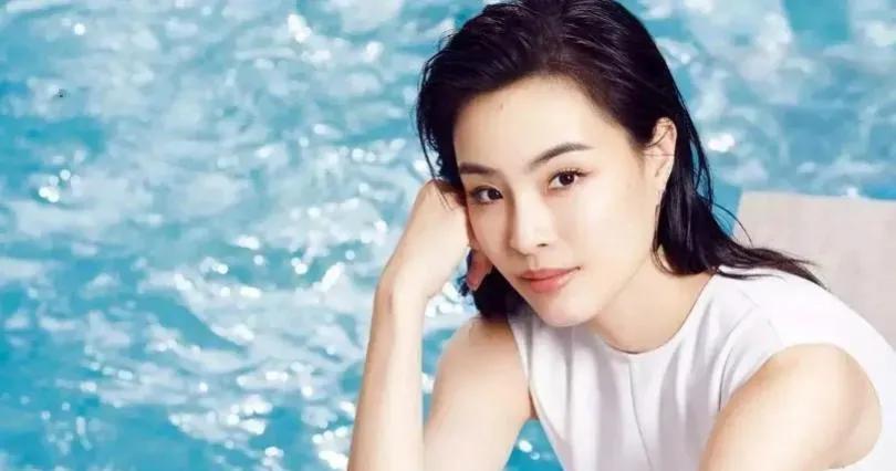 吴敏霞，跳水天后。不唯霍启山的光环，依然嫁给普通的文科生张效诚，如此只认人不认财