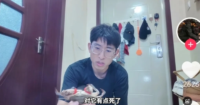 都是洞团队斌子女友露出真容，可以总结为双高：身高高，学历高
  身高高肉眼可见，
