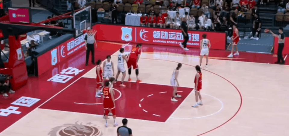 女版奥尼尔张子宇夺取18分10板，未来可期。
       热身赛中国女篮以10