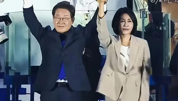 新的韩国第一夫人也挺美
据报道，就在李在明宣布成功当选韩国新一任总统之后，新的第