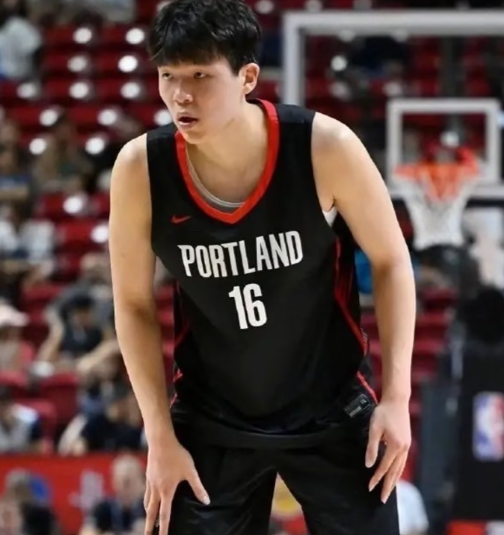 杨瀚森提前退出NBA夏季联赛可能原因如下：

1、保护球员，开拓者中锋球员伤病问