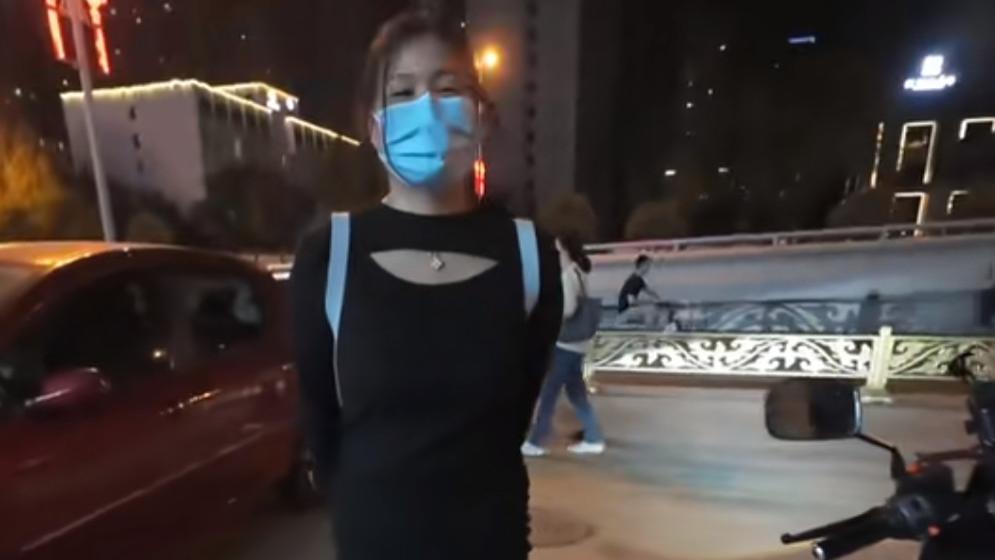 黑丝美女深夜求助外卖小哥，给20小费拉去酒店，5分钟后仓皇离开