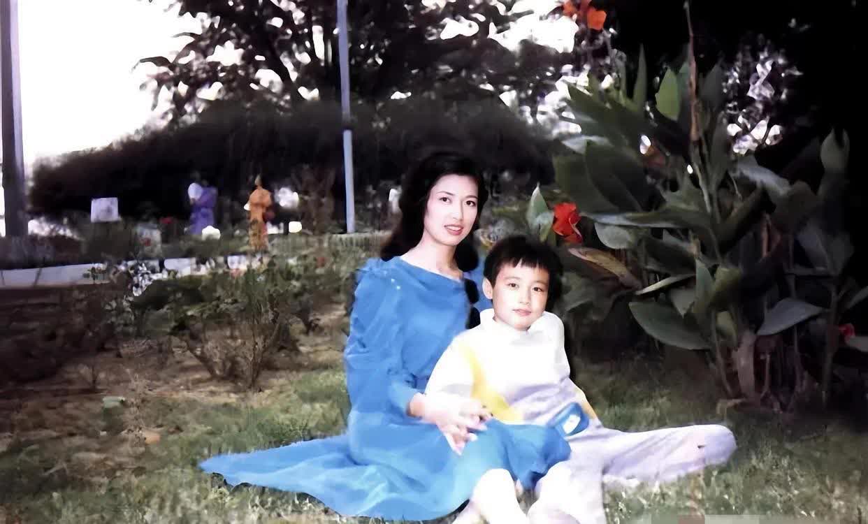 李连杰爷爷身份之谜：鲁豫追问下的神秘回应