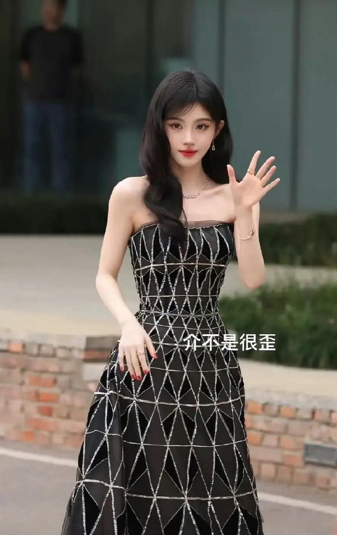 鞠婧祎这肩膀看着太夸张了吧，感觉不太符合正常人体比例！不过她脸是真的好看。