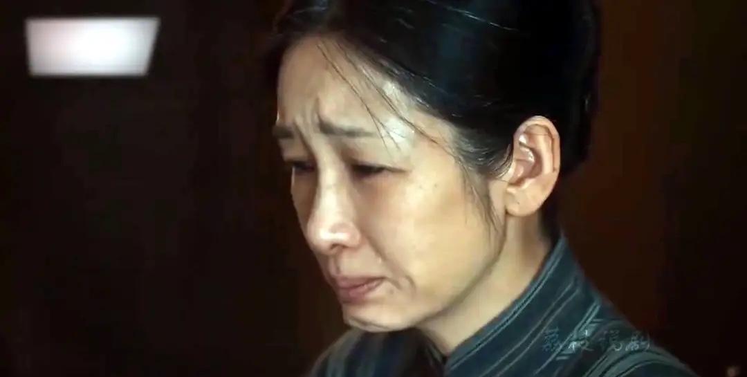 秦海璐这人不能仔细看，
越仔细看，越会发现，
他虽然年龄比较大了、长得也不算气质