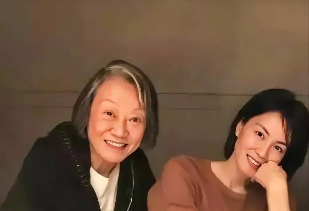 王菲状态绝佳！与老友聚餐，青春活力不减当年！
