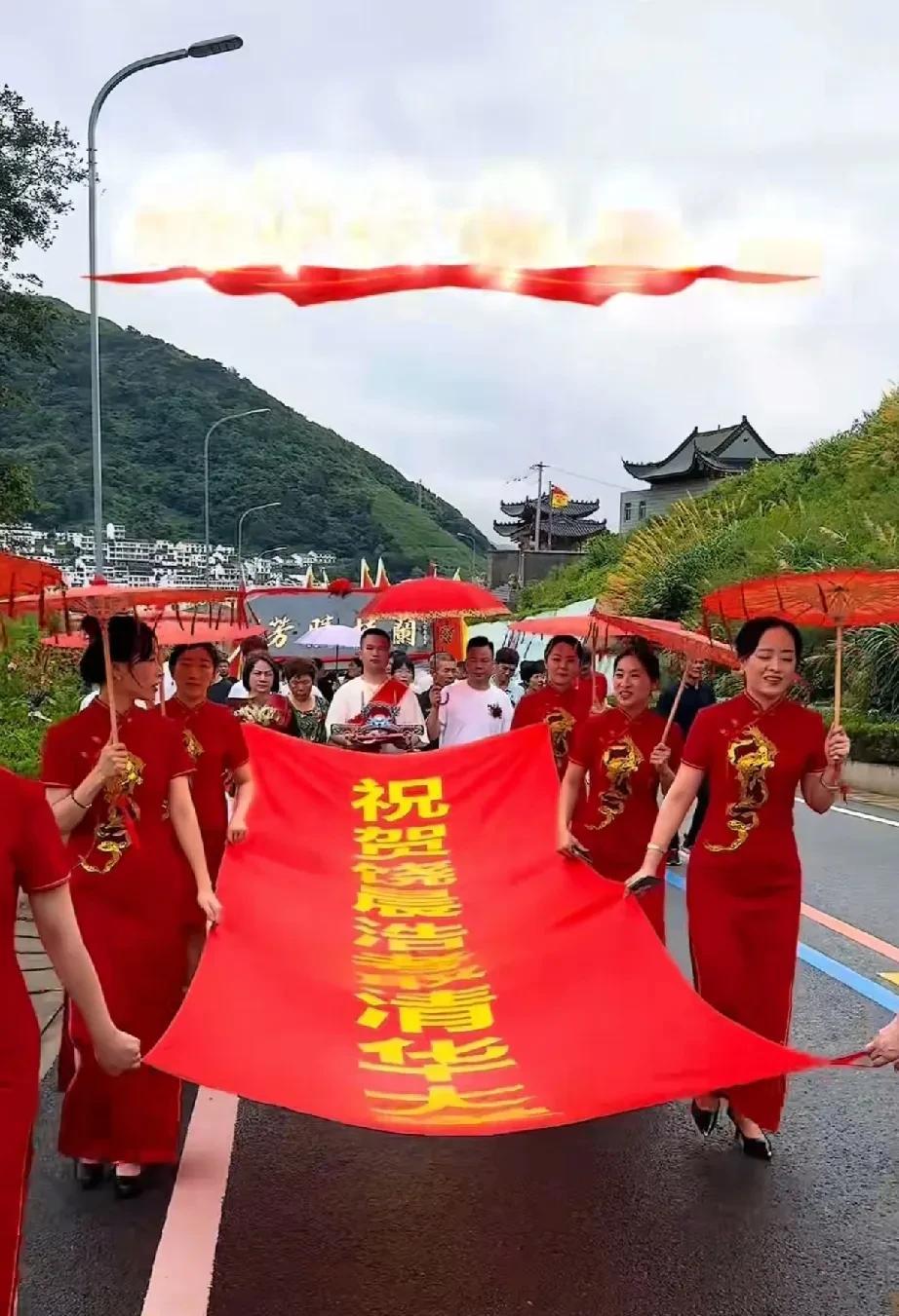 这升学宴也太盛大了吧！敲锣打鼓的，还有仪仗队，彩旗飘扬，进到祠堂去告慰祖先，举办