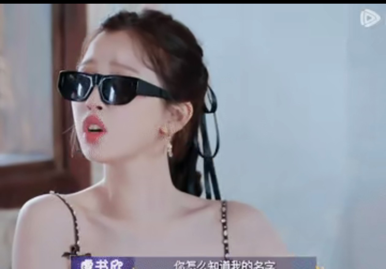 丁禹兮和虞书欣的互动太有默契了，一个抛梗一个接梗毫不费力，连上海话和英文都能无缝