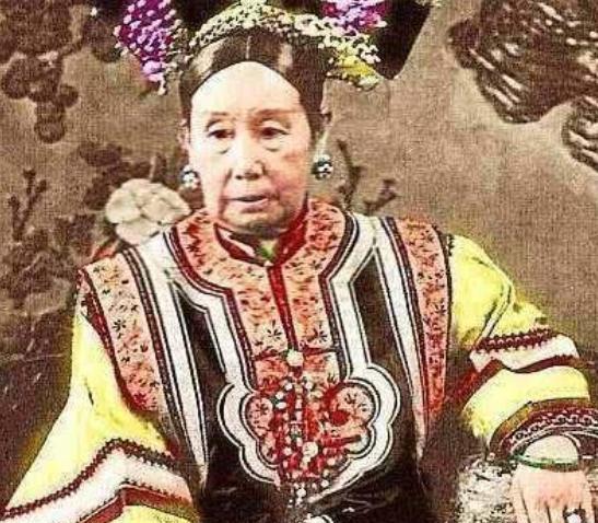 一天，李莲英陪慈禧遛弯突然说，有人花80000两银子买四川盐茶道的缺，慈禧停步谁