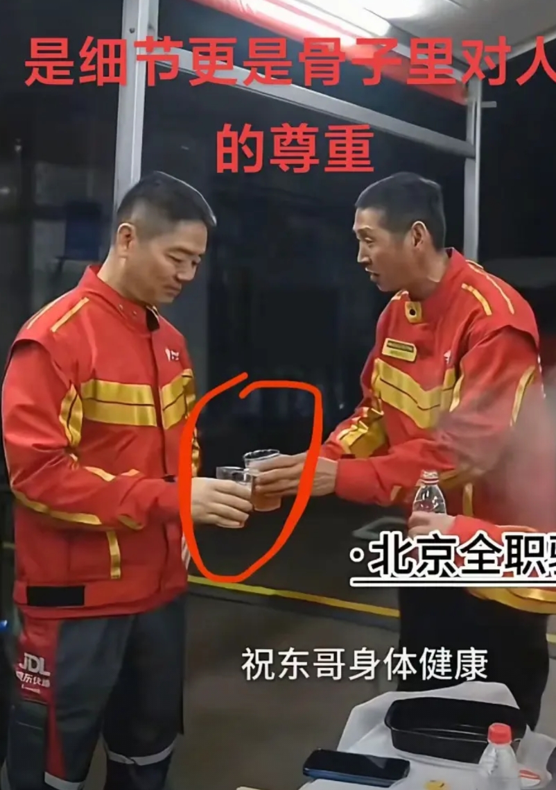 这无关学历，无关财富，一个细微动作，刻在骨子里的教养，弱肉强食，资本嗜血的年代，