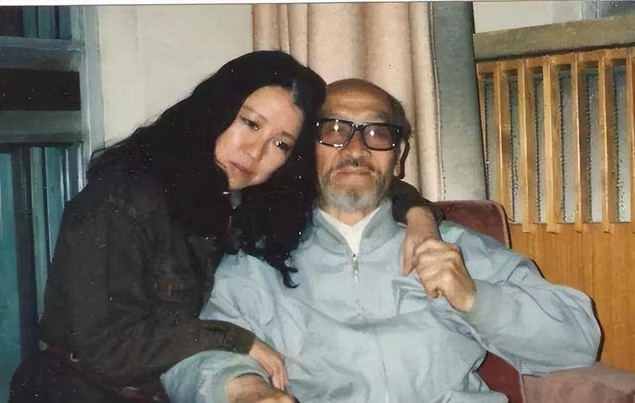 47岁的三毛要离开乌鲁木齐的时候，死死抱住年近80的王洛宾，哭着说：“我不要别人