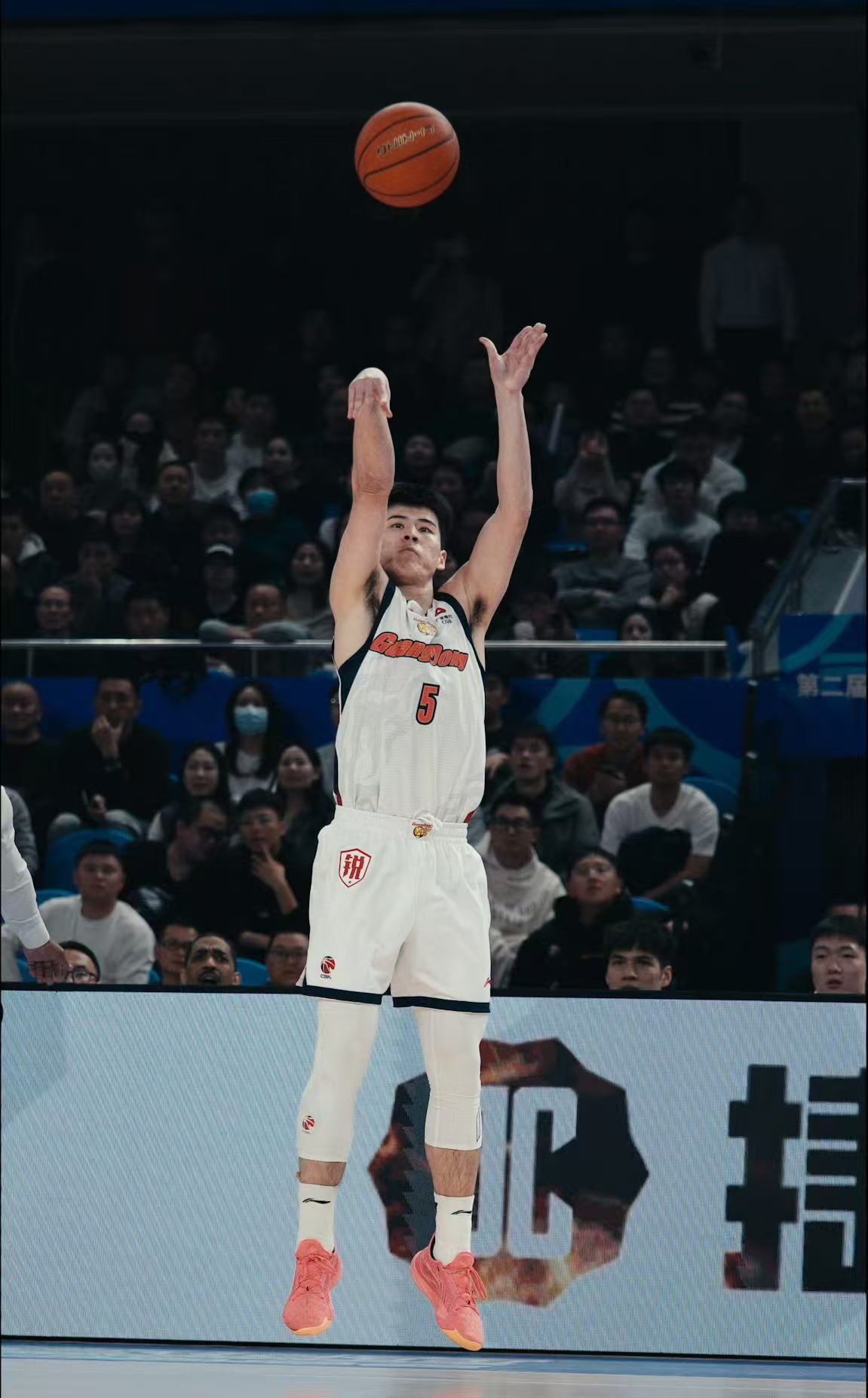 徐杰被严防死守，陈家政沉着冷静有大将之风，对小胡理应更多宽容