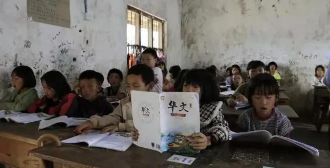 彭德仁和鲍有祥为什么要同时推进中文教学，学中文，写汉字？
首先果敢族和佤邦的许多