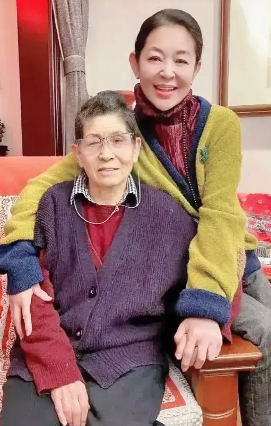 90年代时，倪萍家吃饭，每人一只海参，就保姆没份。倪萍姥姥看出端倪，把她拉到一边