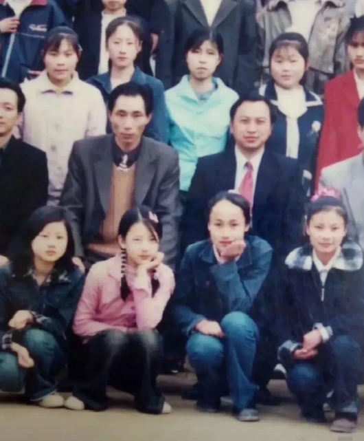 学生时代的方媛真的漂亮啊，一眼就能认出来。天然脸从小美到大，郭富城太有眼光了。