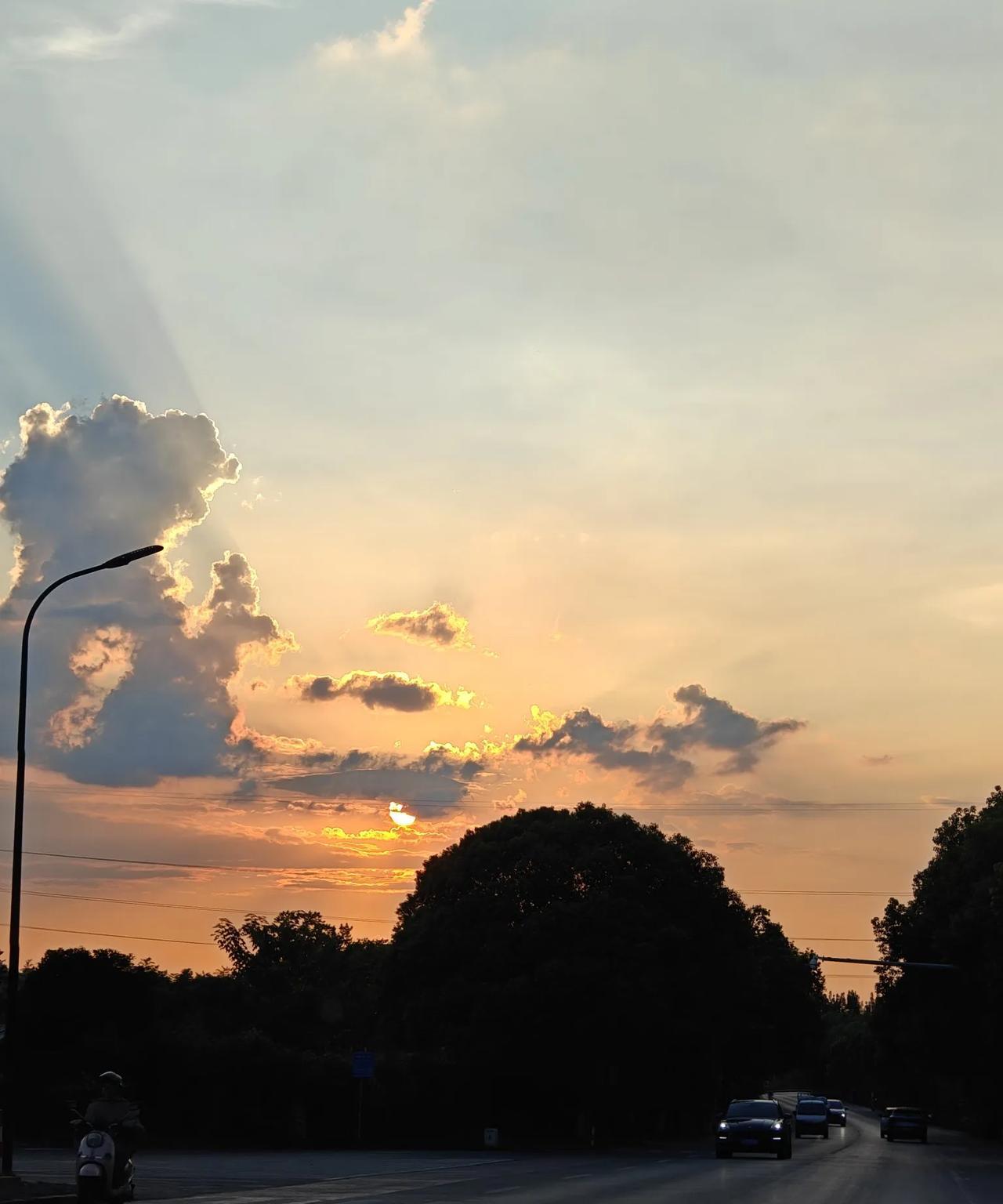#分享我的生活碎片#回家路上，夕阳正好，随手拍了几张。