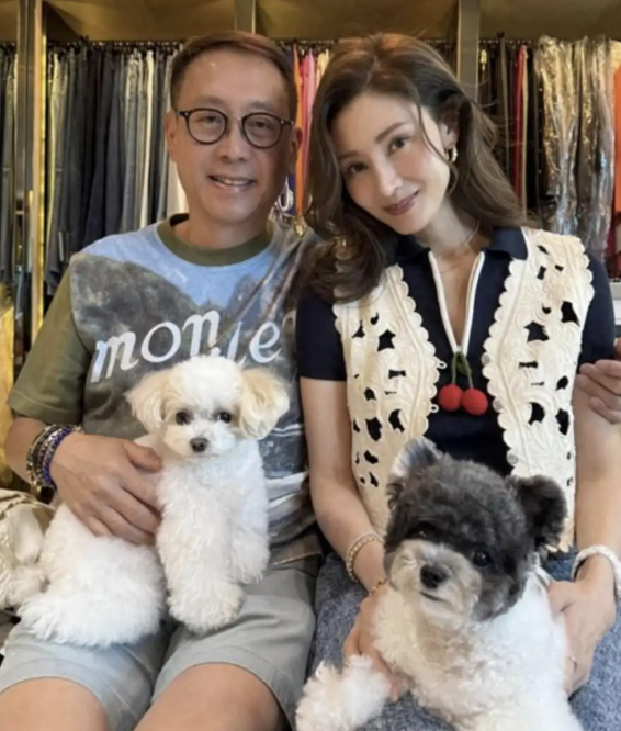 许晋亨感觉从没年轻过但也变老过
都什么变，俩人都自带贵气，一位是标准的香港富豪的