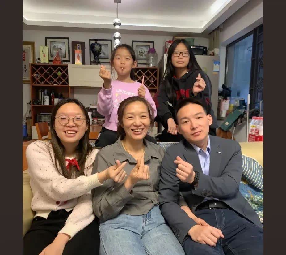 谁说谢浩男的大妹妹不爱亲妈？谢浩男的大妹妹最懂事了，她知道亲妈送快递不容易，也知