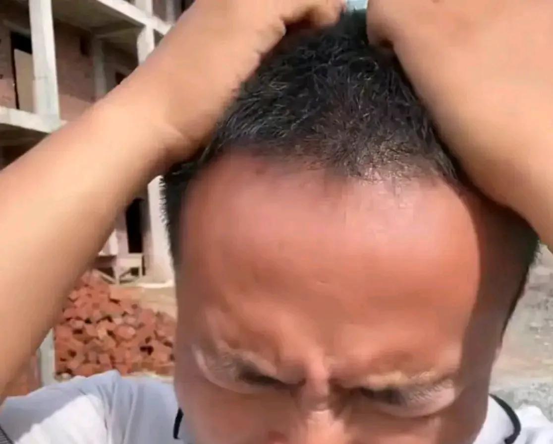 网络主播小胖墩最近烦心事不少，
建房工地的老挝工人变动频繁，
粉墙的大工要求加工