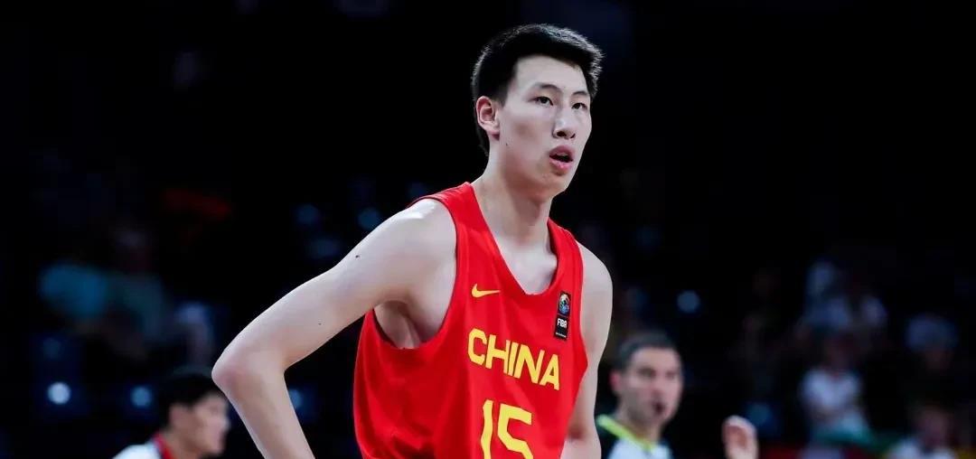 这个18岁的孩子，吓到了NBA球探。
选秀模拟直接把他排进了首轮。
他叫郇斯楠，