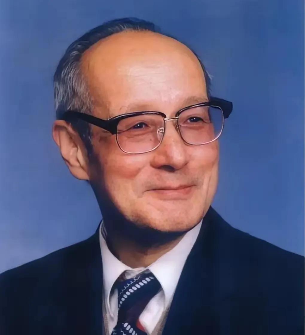 上世纪70年代，中国稀土产业还处在"捧着金饭碗要饭"的尴尬境地——我们拥有全球最