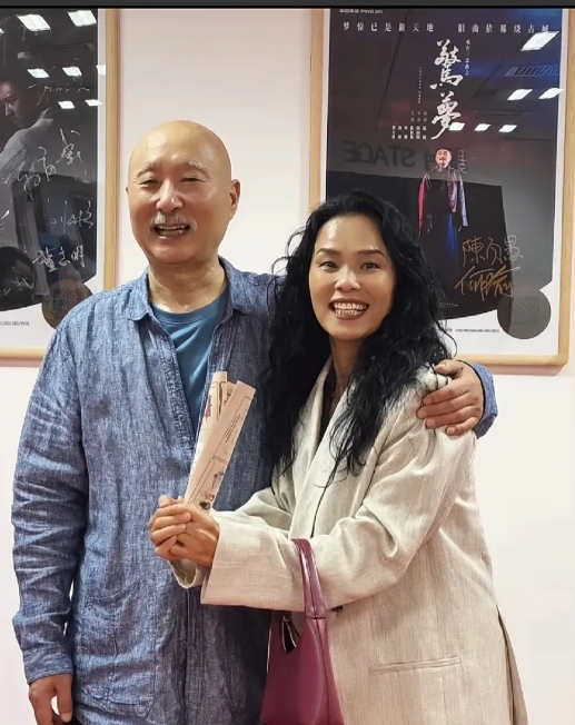 韦唯说，去看孩子们舅舅的戏，原来是陈佩斯老师演的《戏台》。[笑哭]

看看人家这