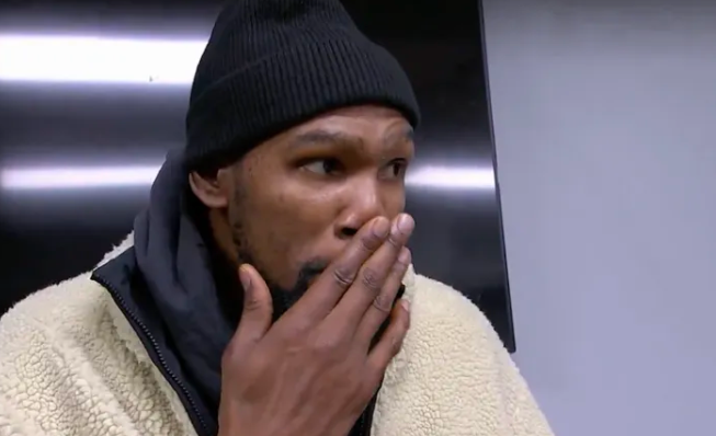 NBA常规赛，火箭122-115击败雄鹿。
赛后火箭球员凯文-杜兰特接受了记者采