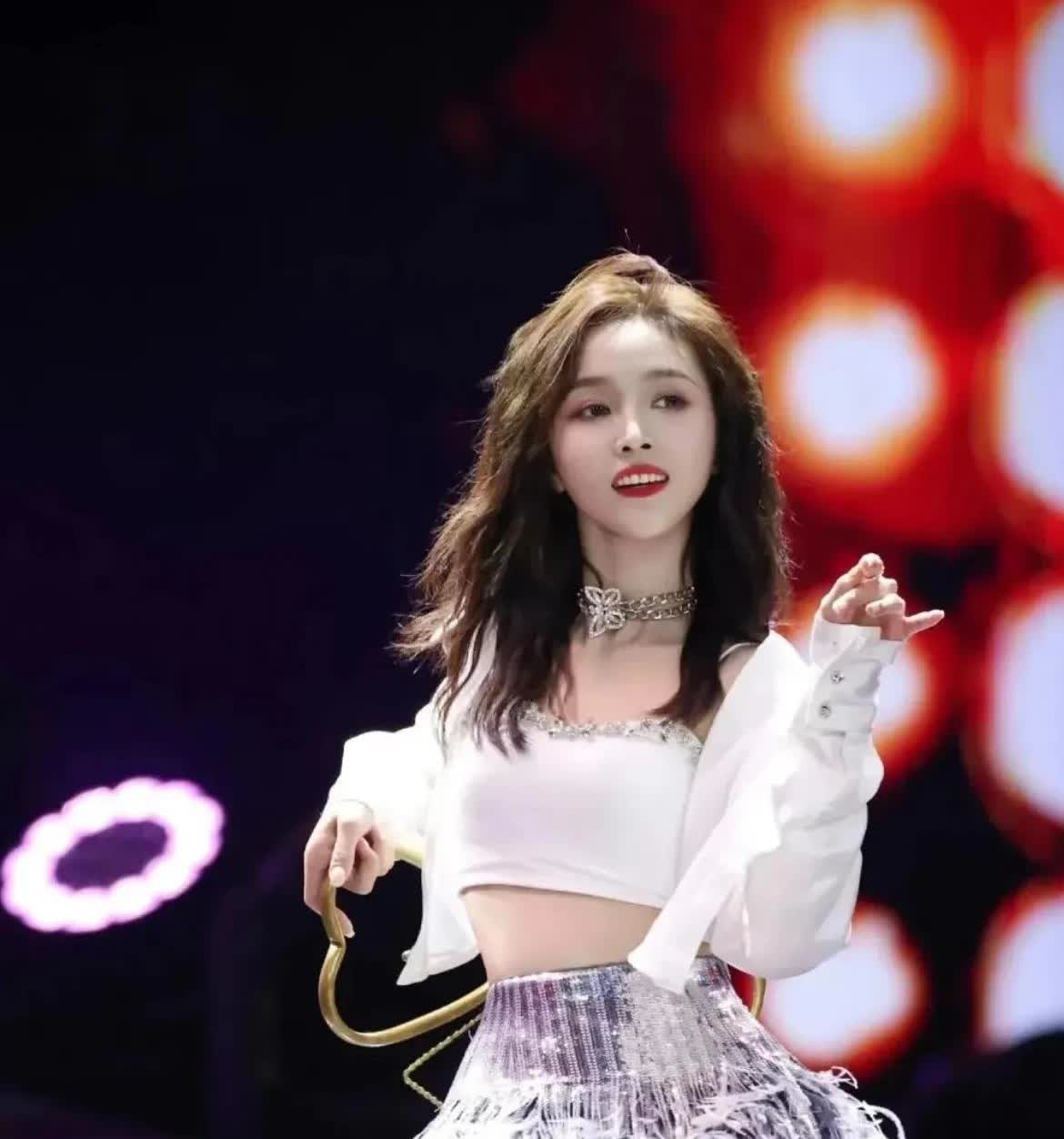 我宣布！
吴宣仪就是2025 年最人间清醒的女明星！

不要说什么她应该去