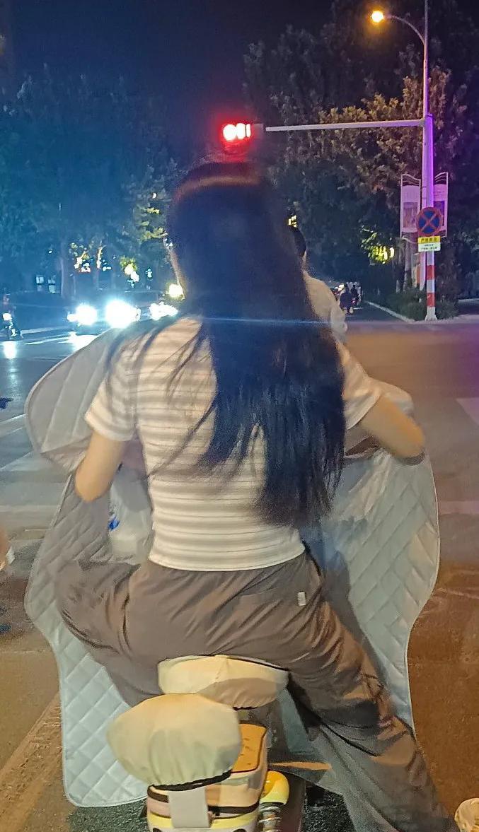 使小钱
你整天说我是优秀创作者
话题小能手
把我夸的飘飘然
这话说了几亿遍
原来
