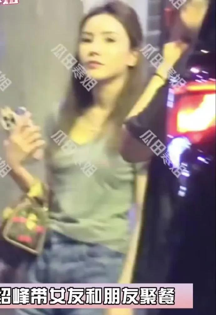 冯绍峰甜蜜约会新动态！携女友与李治廷等好友聚餐
近日，冯绍峰的感情生活引发热议。