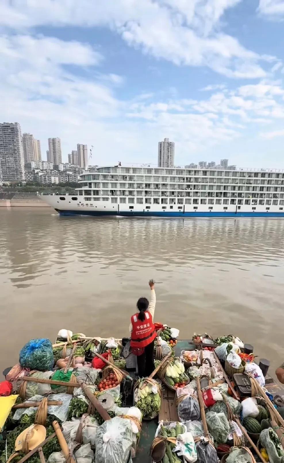 在长江上，有一艘名为渝忠客2180的船，浙江孙哥为长江渝忠客2180船的父老乡亲