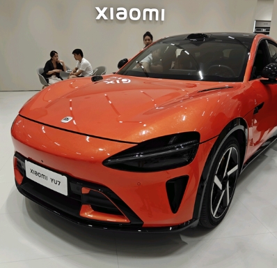 小米YU7用车体验：
1、YU7本质上是一辆主打运动操控的SUV，本质上你可以理