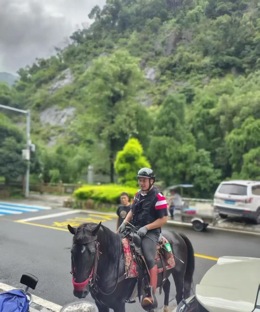#走遍家乡的大街小巷#骑马的茶老板路过……