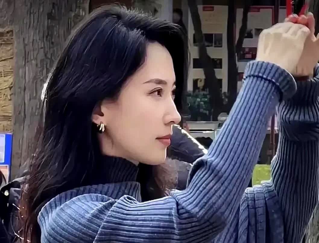 我觉得汪峰还是爱着章子怡的。

因为宁静问他既然喜欢孩子，还会不会再生几个，