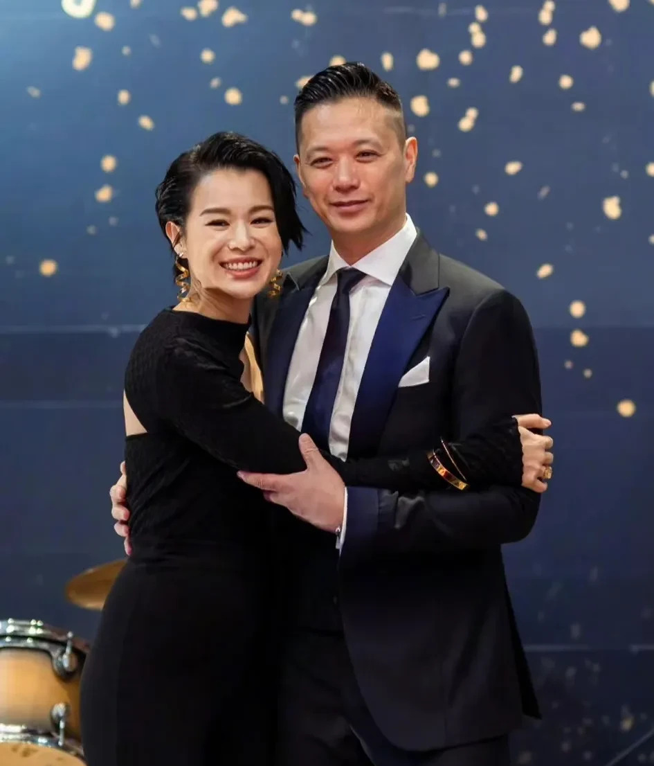 胡杏儿婚姻和事业











天哪！胡杏儿的老公又被拍到和别的女人举止