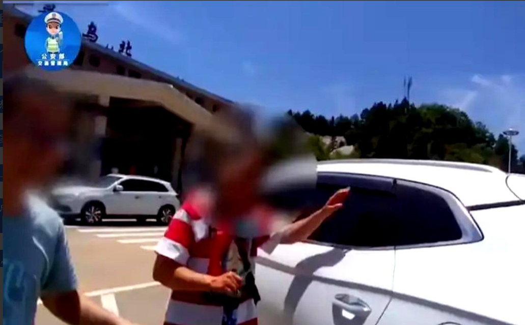 江西高速上，女子正开车。

女儿突然说：“爸爸不见了？”女子随口训斥：“别吵，爸