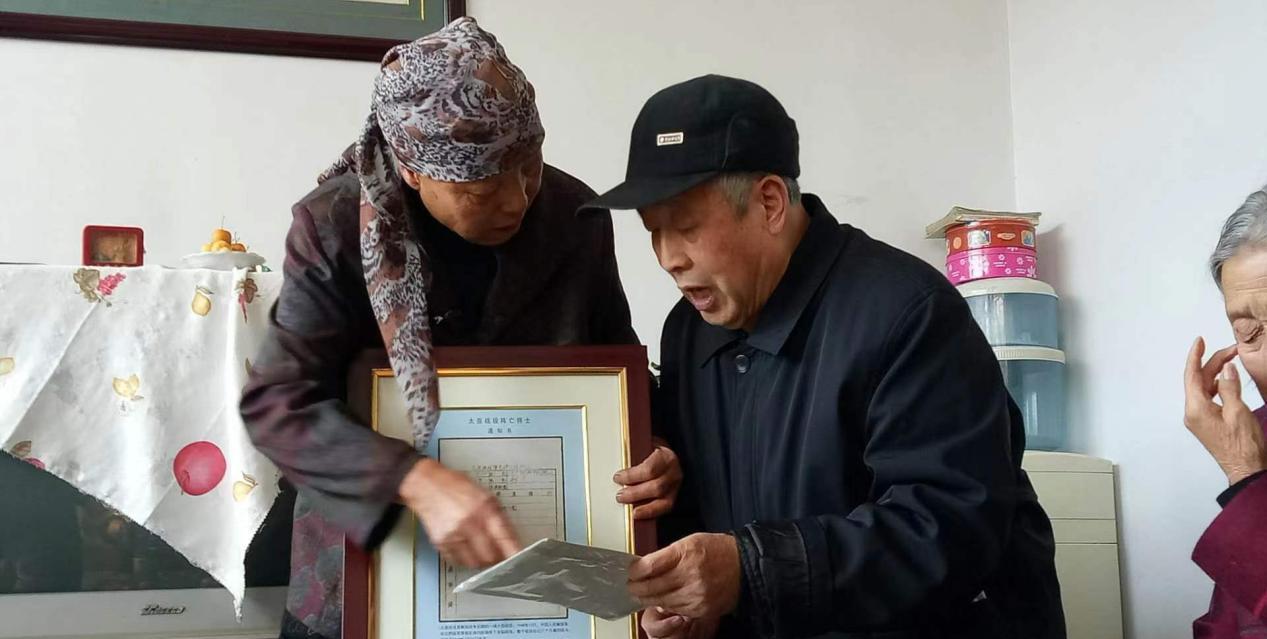 1996年，山西一男子去旧货市场淘书。突然，他被几张泛黄的纸片吸引。当他激动地问