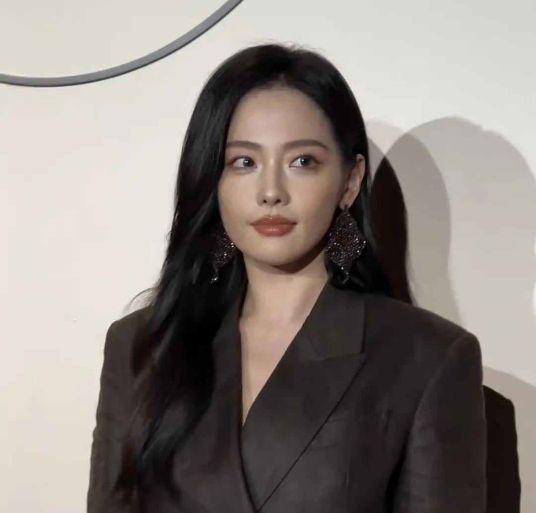 人红靠命

张嘉倪错过了两次大红的机会。

第一次:张嘉倪19岁出演琼瑶
