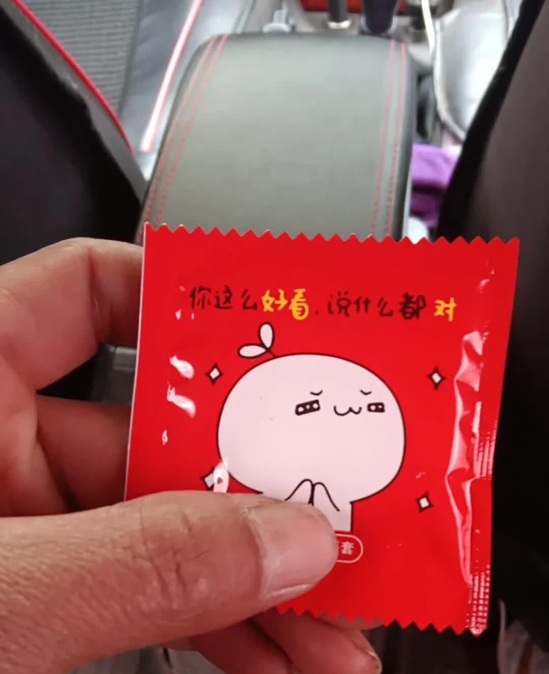现在女人钟情在车里是有诸多原因的。
从自由掌控来说，车不像宾馆有固定的空间和时