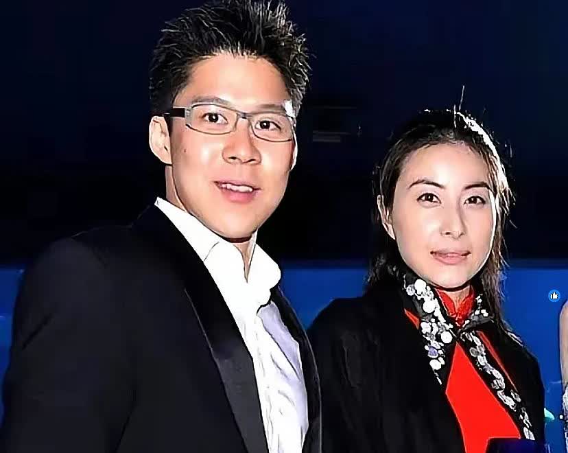 没想到，凌晨五点香港地铁站，竟有豪门一家现身？仔细一看，竟是霍启刚、郭晶晶和他们